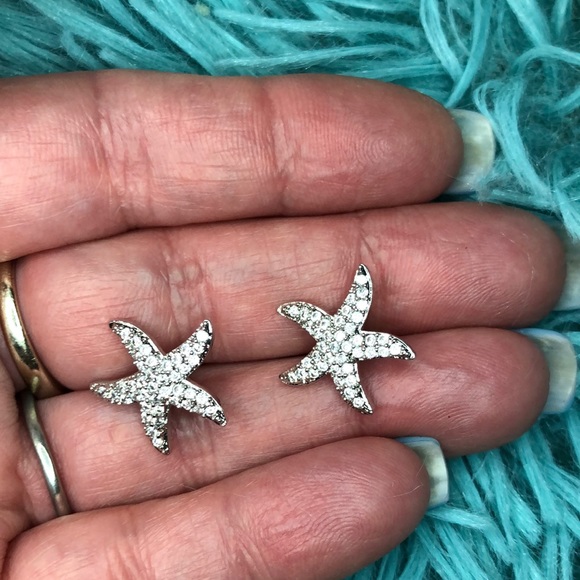 3/$25 NWT Beautiful Rhinestone Starfish Earrings - Picture 1 of 4